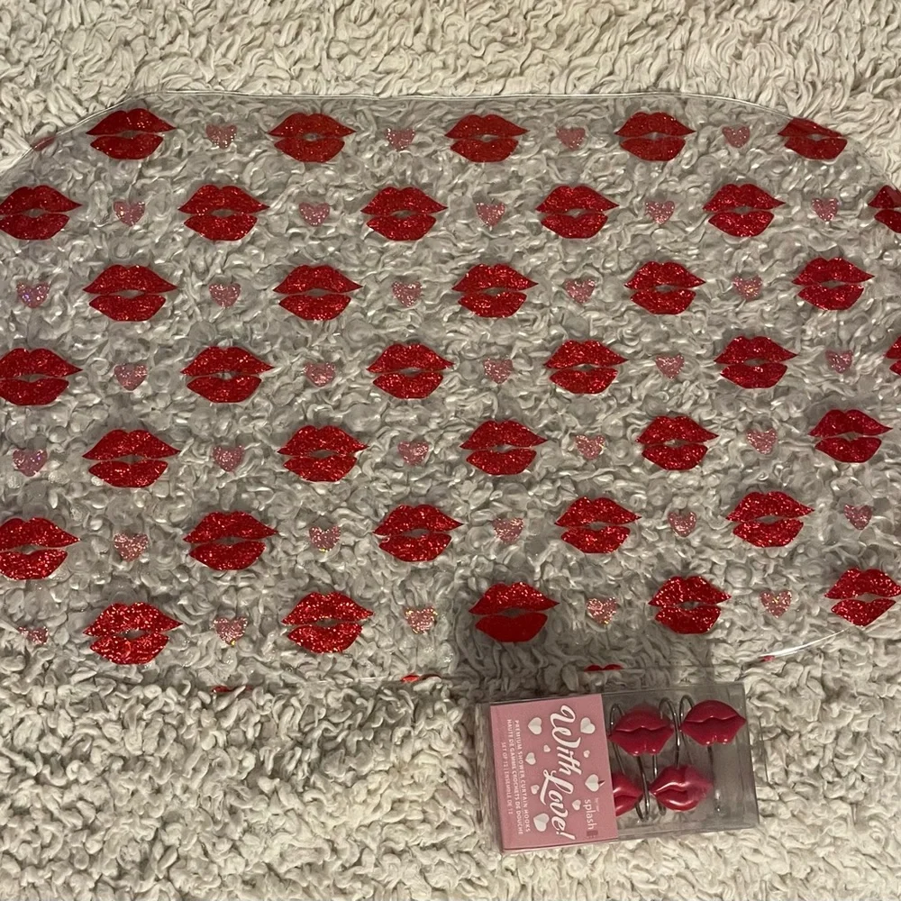 Valentines Day Pink and Red Lip-Shaped Bath Set